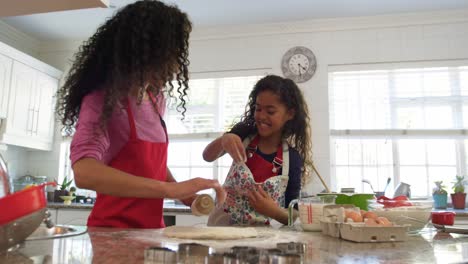 Familia-Haciendo-Galletas-Navideñas-En-Casa