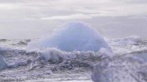 Islandia-Cámara-Lenta-De-Las-Olas-Del-Océano-En-La-Playa-De-Diamantes