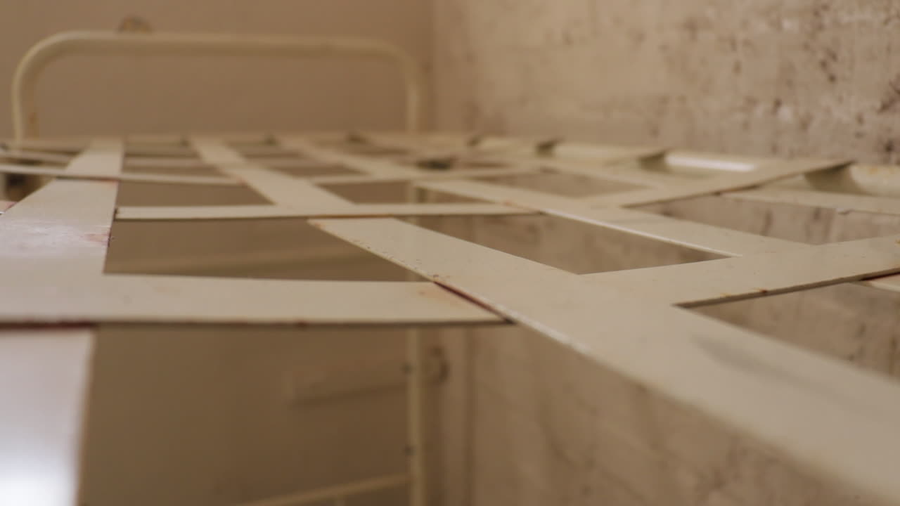 金属製の刑務所二段ベッドフレームの上段