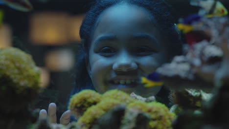 Niña-Feliz-En-El-Acuario-Mirando-Peces-Niño-Curioso-Viendo-La-Colorida-Vida-Marina-Nadando-En-El-Tanque-Aprendiendo-Sobre-Animales-Marinos-En-El-Oceanario