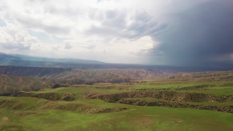 los picos de las montañas y las praderas están bajo nubes blancas.