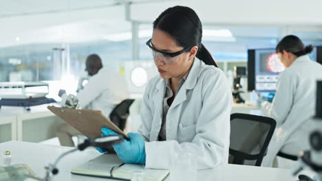 laboratorio, notas o científico escribiendo investigaciones