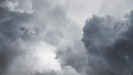 nubes de tormenta delante de tormentas severas en el cielo oscuro