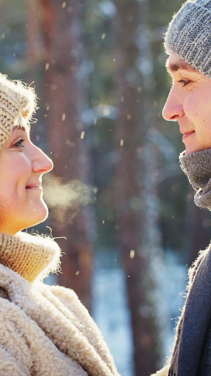 Affettuosa coppia che si gode l'inverno all'aperto