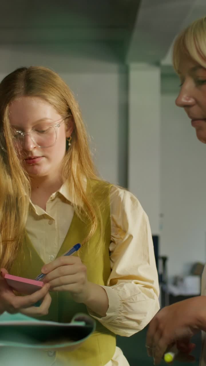 mujeres de negocios en la reunión