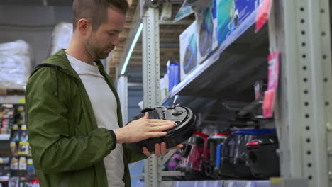 hombre comprando un aspirador robot en una tienda minorista