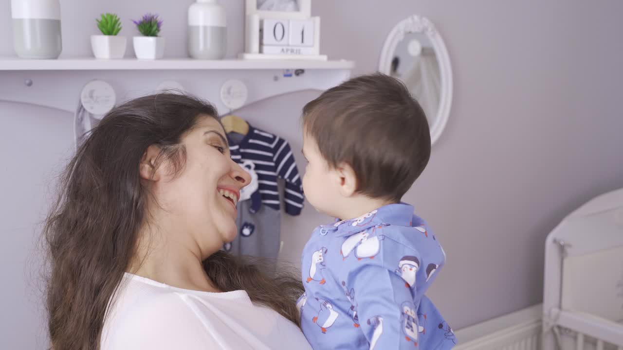 la madre está jugando con su bebé.