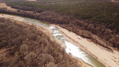 Brazos-River-In-Texas-Fließt-Durch-Sandige-Strandbars-Und-Bäume-Im-Winterlichen,-Trockenen-Trockengebiet