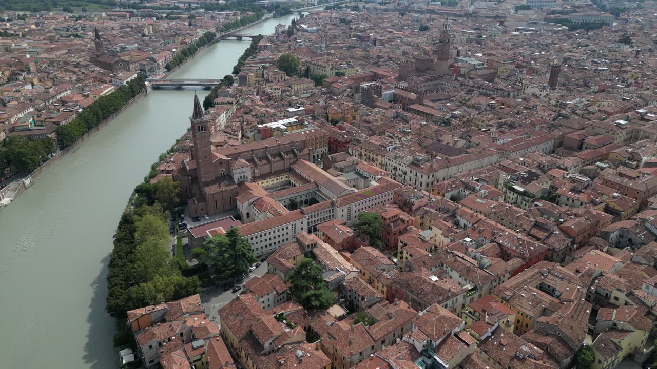 Ripresa aerea di una città storica con architettura europea e un canale fluviale che attraversa la città