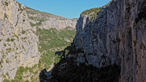 Aiguines-France-Aerial-V7-Dramatische-Naturlandschaftsaufnahme,-Drohnenflug-Durch-Die-Schlucht-Der-Verdonschlucht,-Neben-Den-Felsigen-Kalksteinklippen---Juli-2021