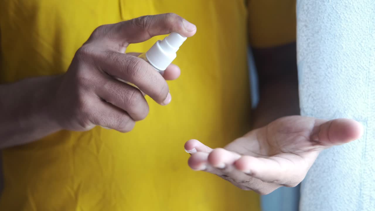 aplicación de desinfectante para las manos