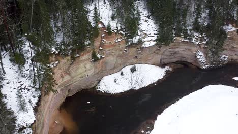 vista aérea de la ruta de senderismo taevaskodade y el acantilado en el sur de estonia en invierno