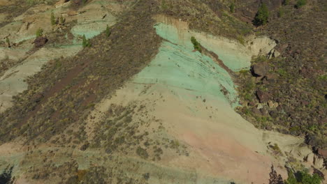 vista aérea viajando en los azulejos de veneguera con colores fantásticos, en la isla de gran canaria