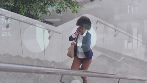 Animation-Einer-Afroamerikanischen-Frau,-Die-Beim-Treppensteigen-Telefoniert-Und-Auf-Die-Uhr-Schaut