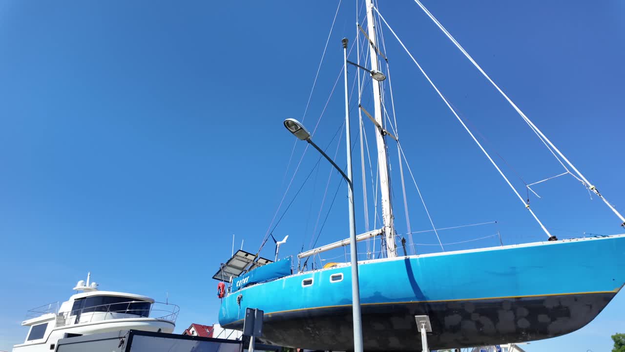 Yacht blu in porto, villaggio polacco Jastarnia