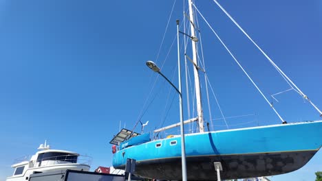yate azul en el puerto, pueblo polaco jastarnia