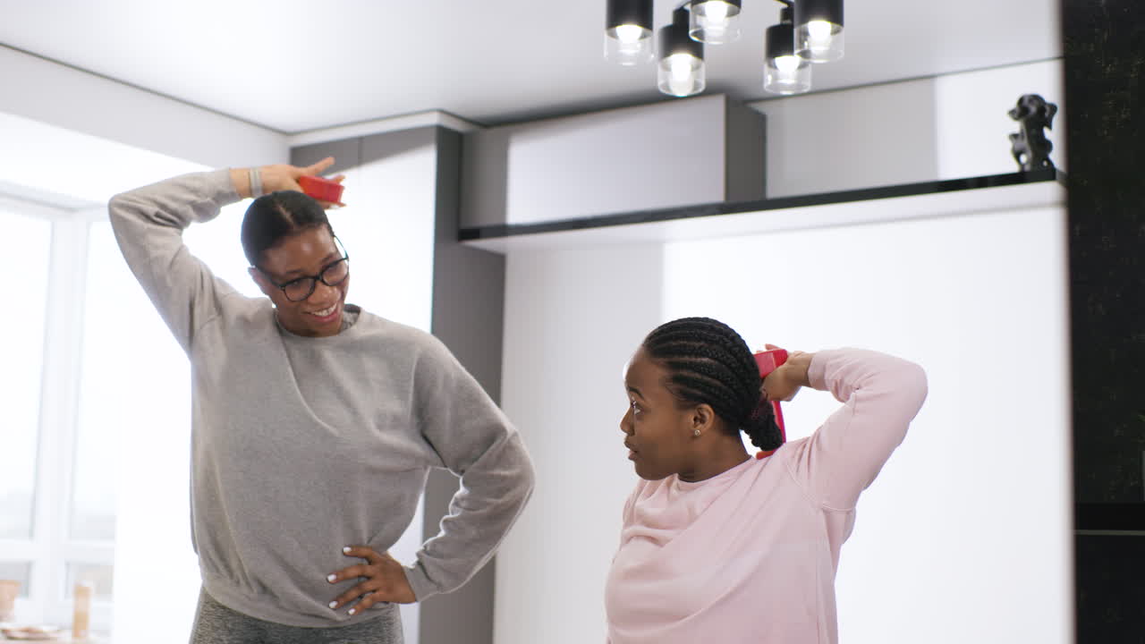 mujeres haciendo deporte en casa