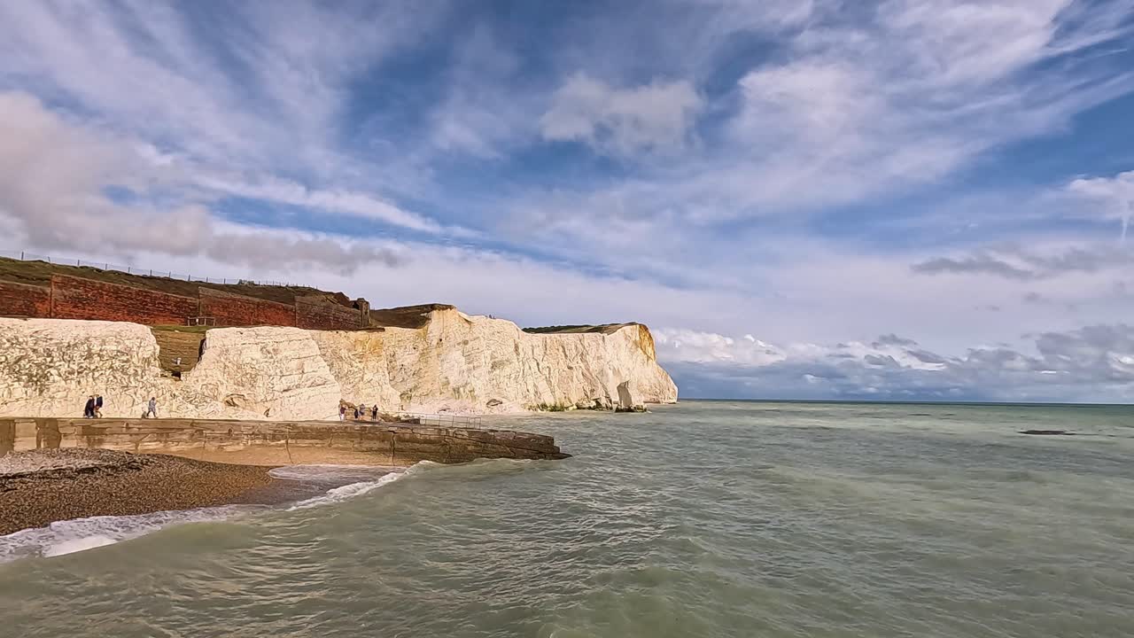 동부 서섹스 크레이드 절벽에 부히는 파도