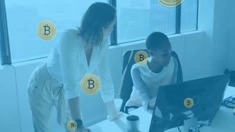 animación de bitcoins sobre diversas trabajadoras que discuten informes en la computadora en la oficina
