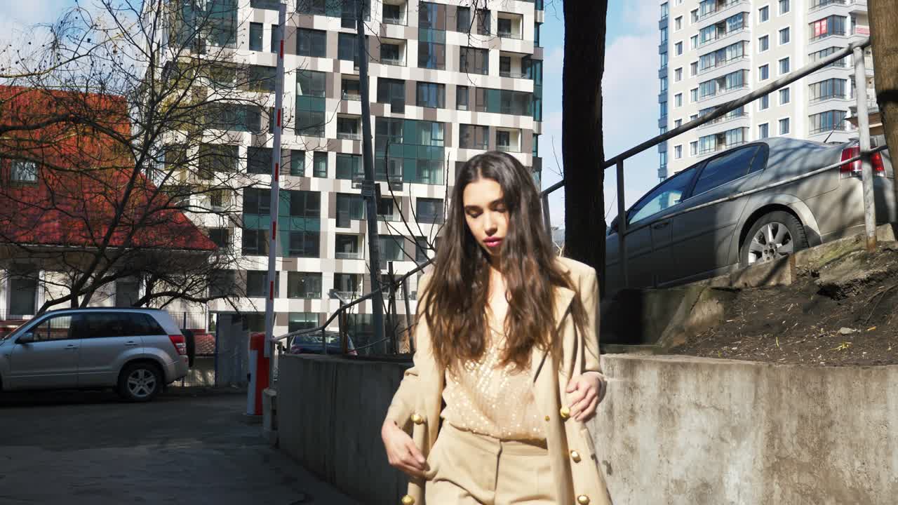 joven mujer de negocios que va a trabajar por la mañana. cámara lenta