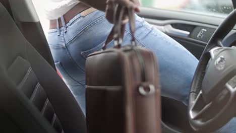 hombre de negocios conduciendo un coche