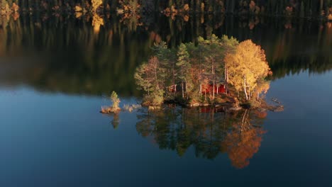 Eine-Winzige-Insel,-Umgeben-Von-Dunklen-Wassern