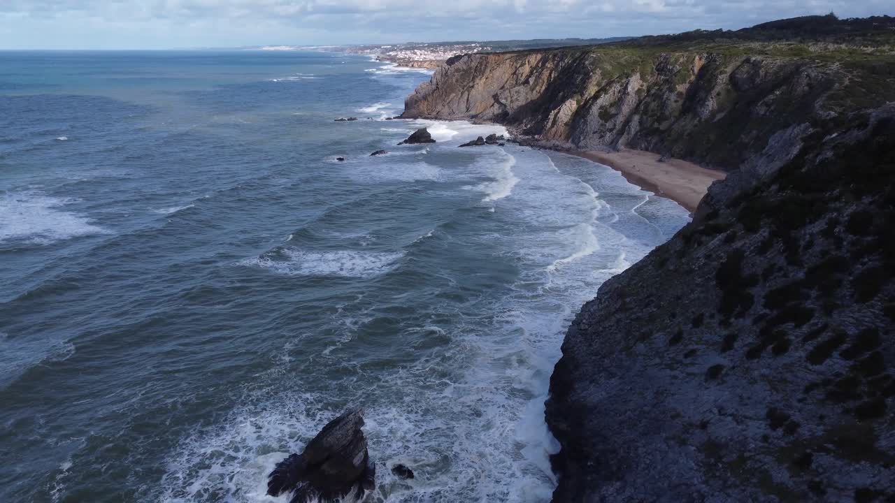 26 de 10 - imágenes de drones 4k de los lugares más bellos de la costa de lisboa - mirador de carneiro gps: 38