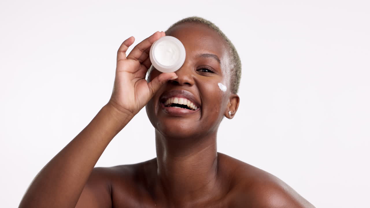 cuidado de la piel, crema para la cara y mujer negra feliz