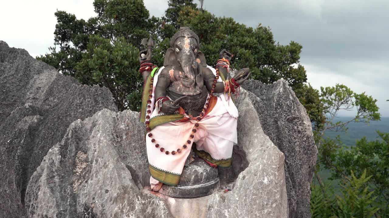 figura de ganesha en el templo budista, tailandia