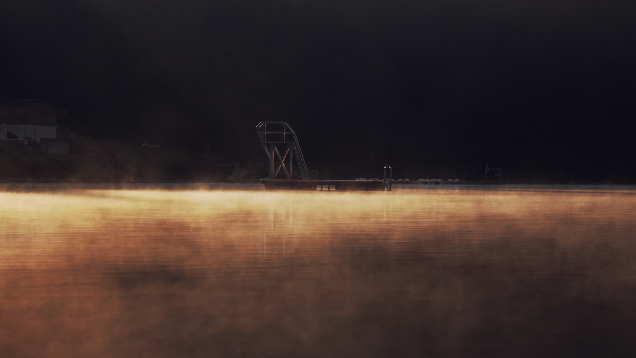 호수 수면 위의 일출 안개 연무, 여름 아침에 카우마제 호수 스위스에서 황금빛 햇빛, 아름다운 자연 현상