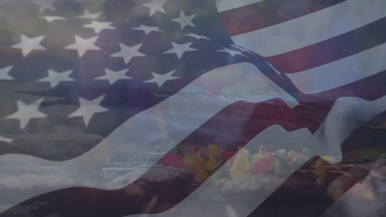 Bandiera americana che sventola sopra un barbecue all'aperto