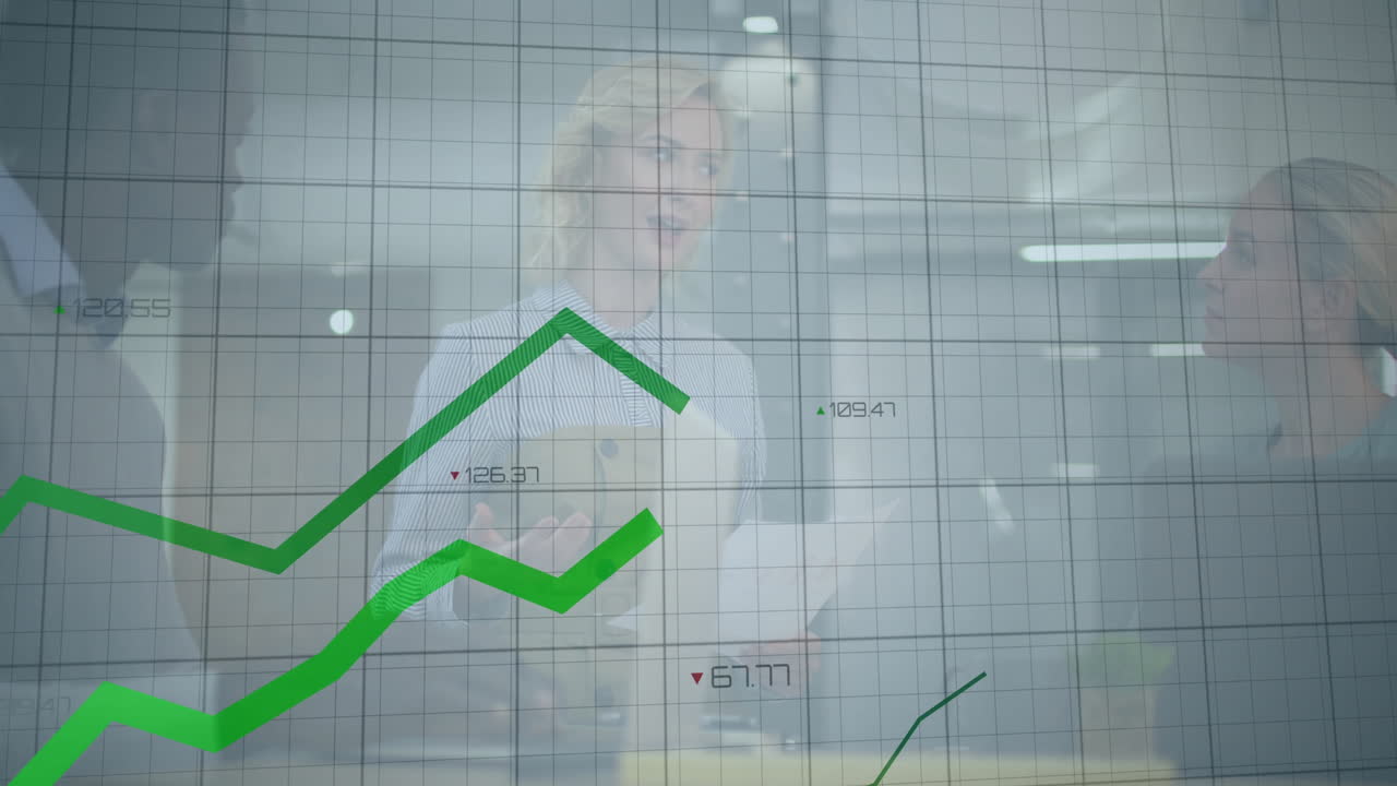 animación del procesamiento de datos financieros sobre diversos colegas que se reúnen en la oficina