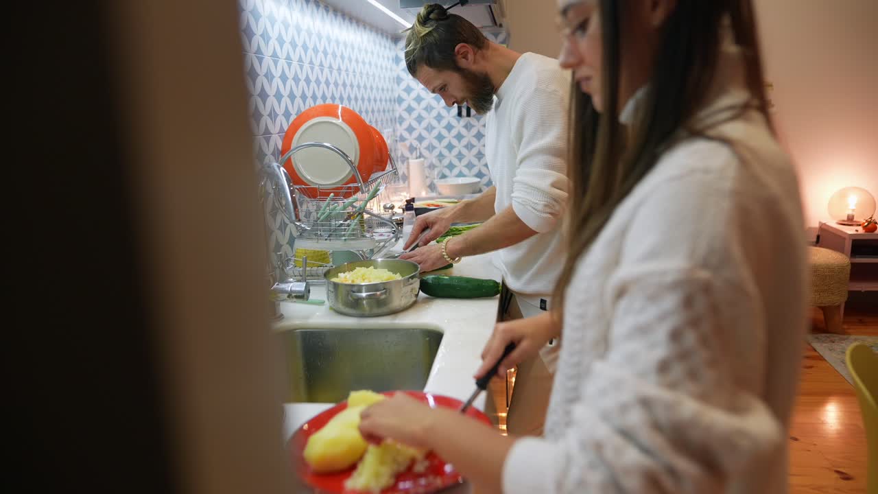 pareja cocinando juntos en la cocina