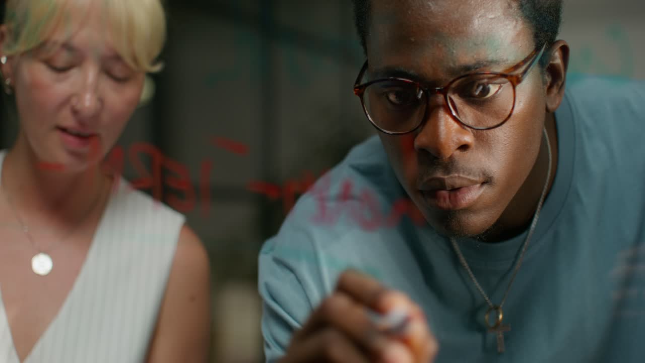 sesión de lluvia de ideas en equipo