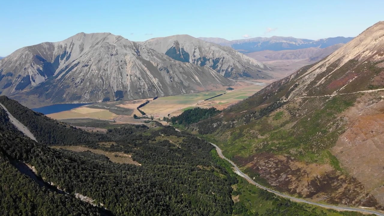 Veduta aerea elevata della valle e della catena montuosa delle Alpi Meridionali ad Arthurs Pass, Nuova Zelanda