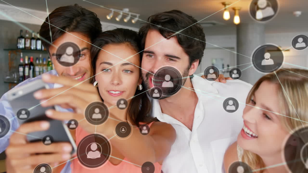 animación de la red de conexiones sobre amigos caucásicos tomando selfies