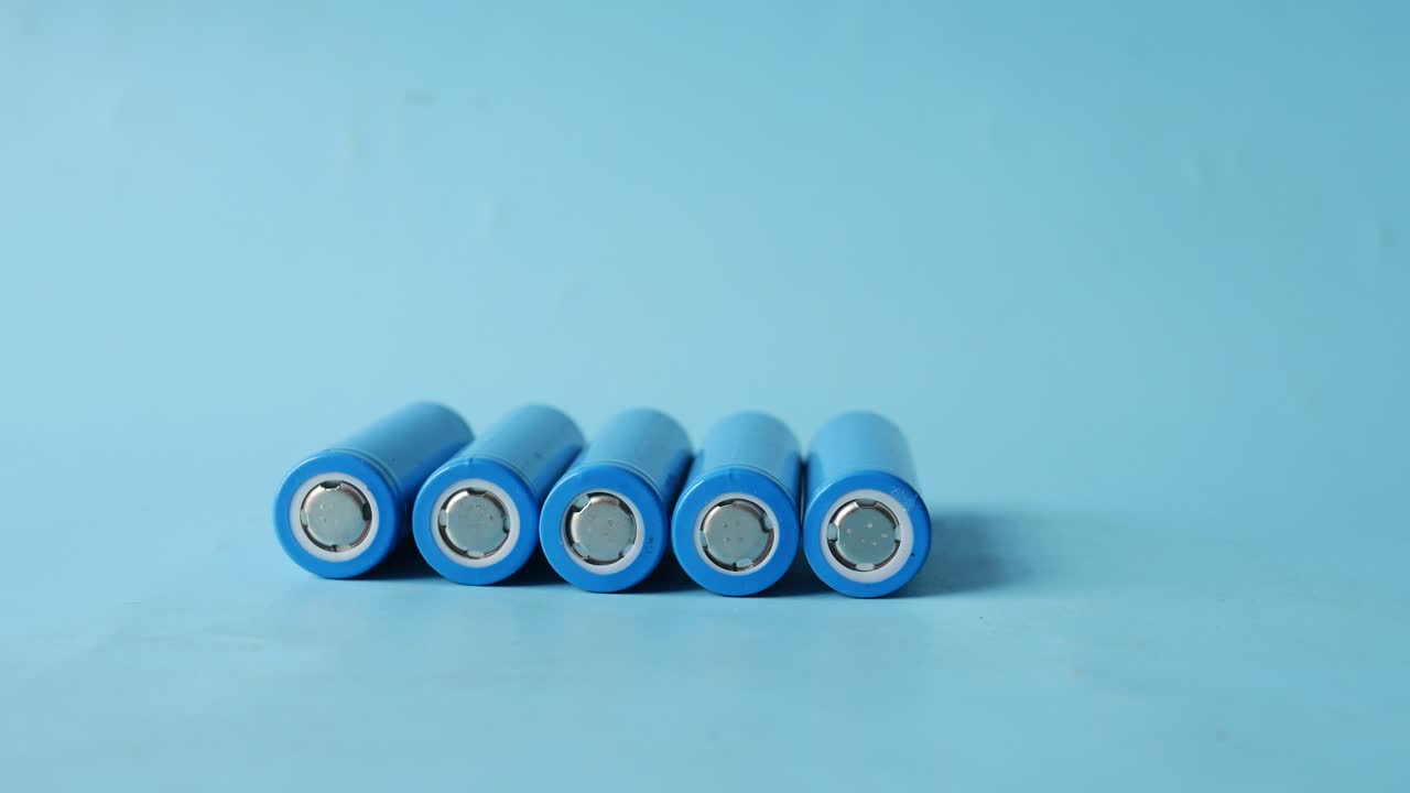 cierre de las baterías en la mesa,