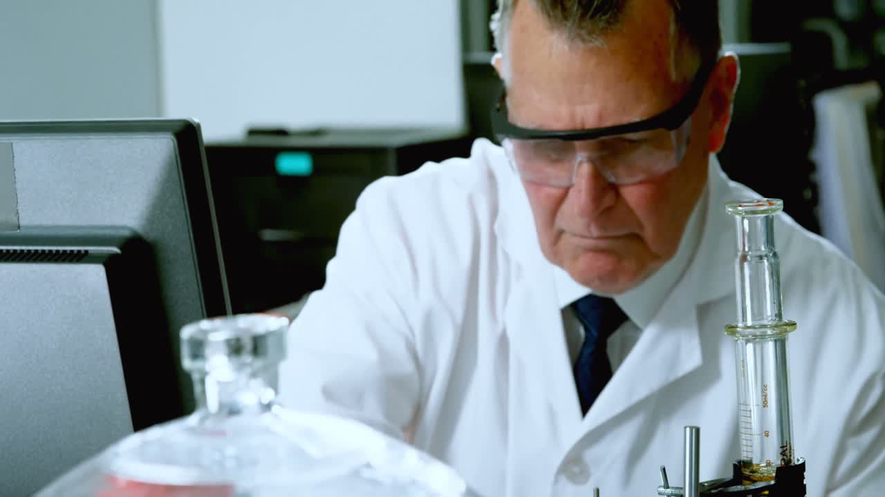 científico masculino experimentando en el laboratorio 4k