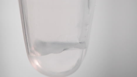 Extraktionspufferlösung-Im-Kunststoff-Reagenzglas-Für-Covid-19-Tests