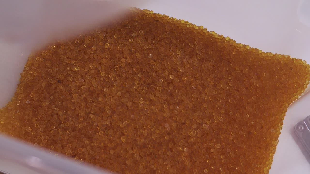 verter 1 kg de gel de sílice en un recipiente de plástico especial