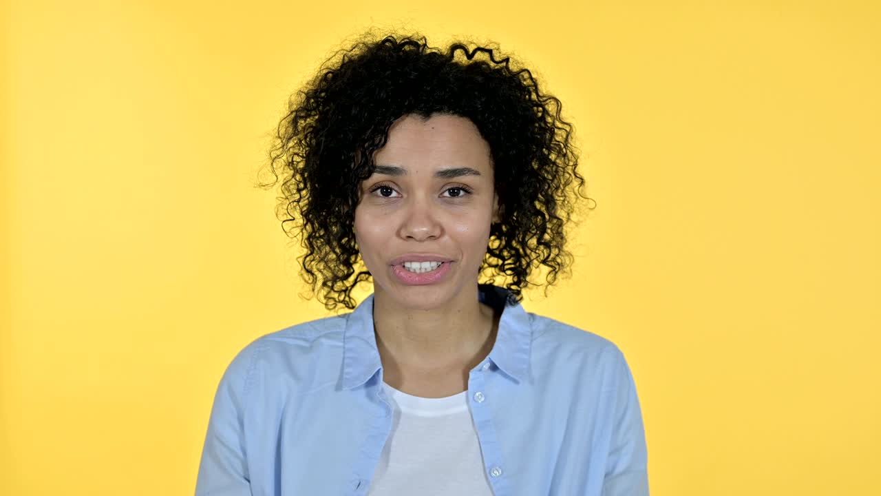 retrato de una mujer africana atractiva haciendo un video chat