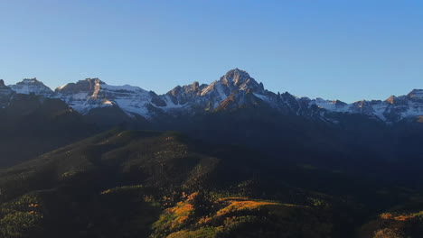 Monte-Sniffels-Dallas-Gama-Colorado-Aéreo-Cinematográfico-Zumbido-Otoño-Colores-De-Otoño-San-Juans-Ridgway-Telluride-Ralph-Lauren-Rancho-14er-Millón-De-Dólares-Autopista-Montañas-Rocosas-Mañana-Enfocar-Círculos-Derecha