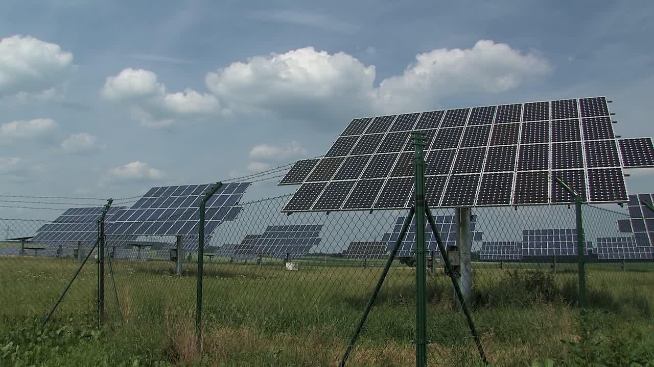 tiro medio de campo solar o paneles solares cerca de nassenfels, alemania