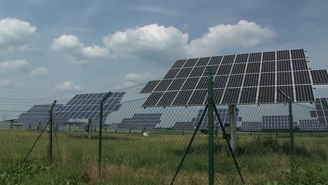 Mittlerer-Schuss-Von-Sonnenfeld-Oder-Sonnenkollektoren-In-Der-Nähe-Von-Nassenfels,-Deutschland