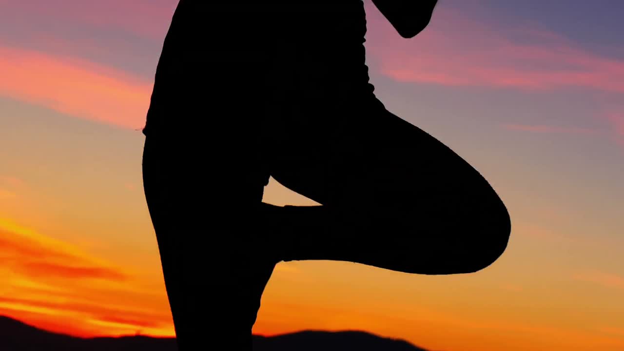 Donna che fa yoga sulla spiaggia