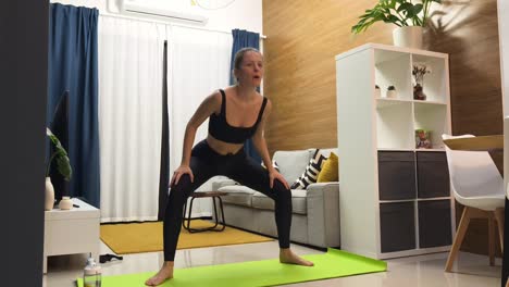 mujer practicando yoga en casa