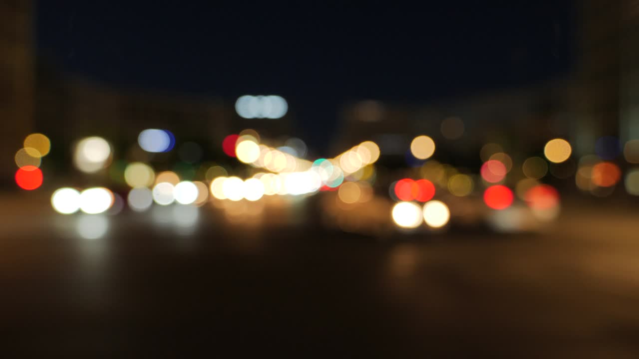 바쁜 야간 도시 장면