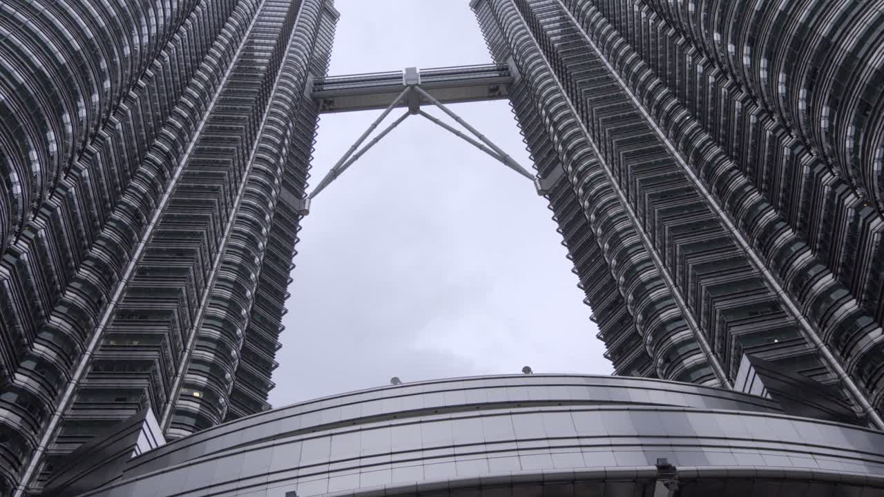 Torres Gemelas KLCC Menara Berkembar Petronas, Kuala Lumpur, Malasia, entrada principal del edificio y la fuente