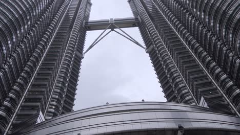 klcc twin towers menara berkembar petronas kuala lumpur malaysia building and fountain main entrance