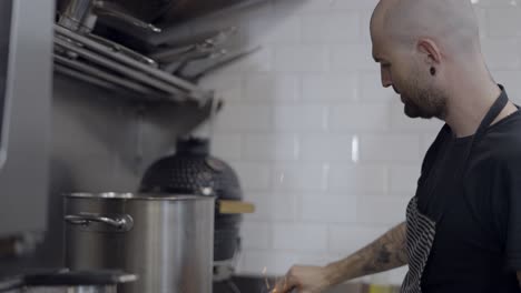 chef preparando comida en la cocina de un restaurante